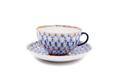 Beyaz arkaplanda fincan ve fincan tabağı