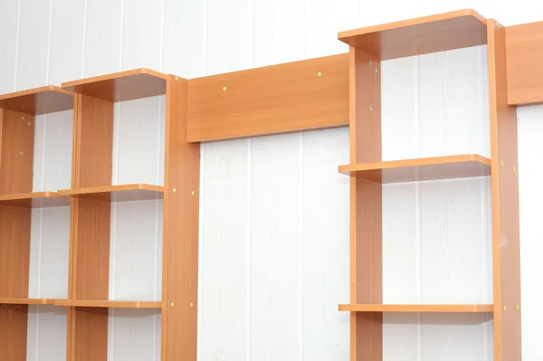 Leere Bücherregale aus Holz — Stockfoto