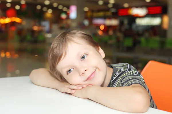 Sonriente niño soñando — Foto de Stock