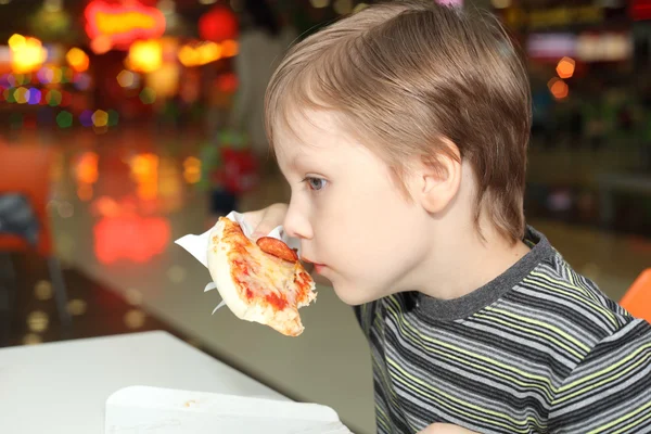 Rapaz a cheirar pizza — Fotografia de Stock