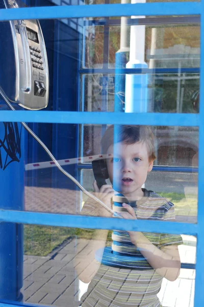 Junge spricht am Straßentelefon — Stockfoto