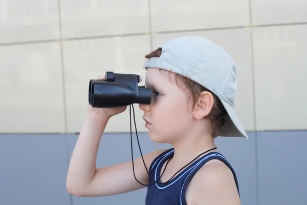 Chlapec hrát s binokulárního — Stock fotografie