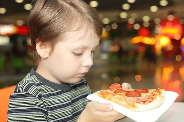 Jongen eten van pizza — Stockfoto
