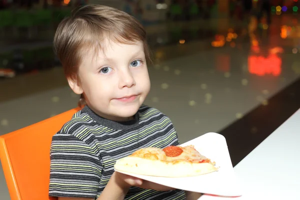 Jongen eten van pizza — Stockfoto