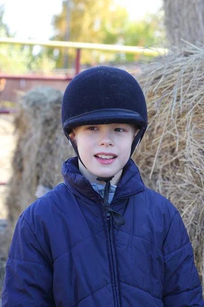 Jongen op het paard boerderij — Stockfoto