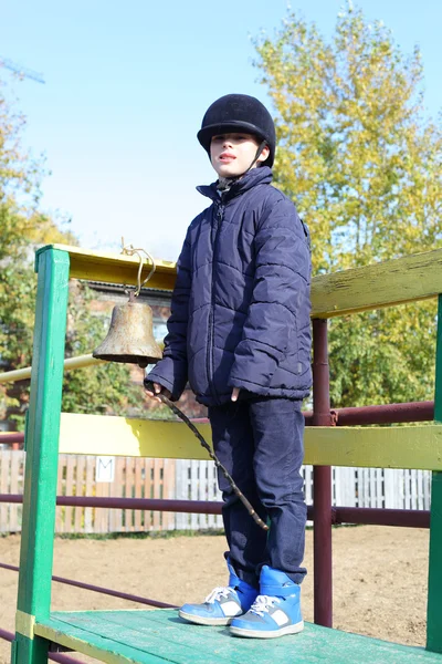 Jongen op het paard boerderij — Stockfoto