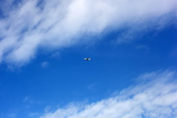 Plane flying in the sky — Stock Photo, Image