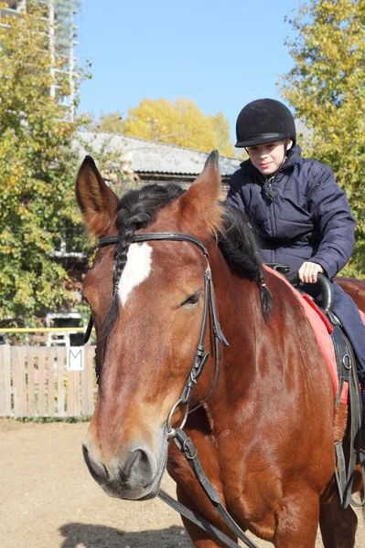 Jongen rijden op een paard — Stockfoto