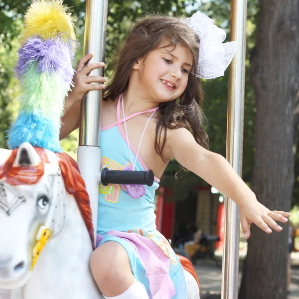 Petite fille sur le carrousel — Photo