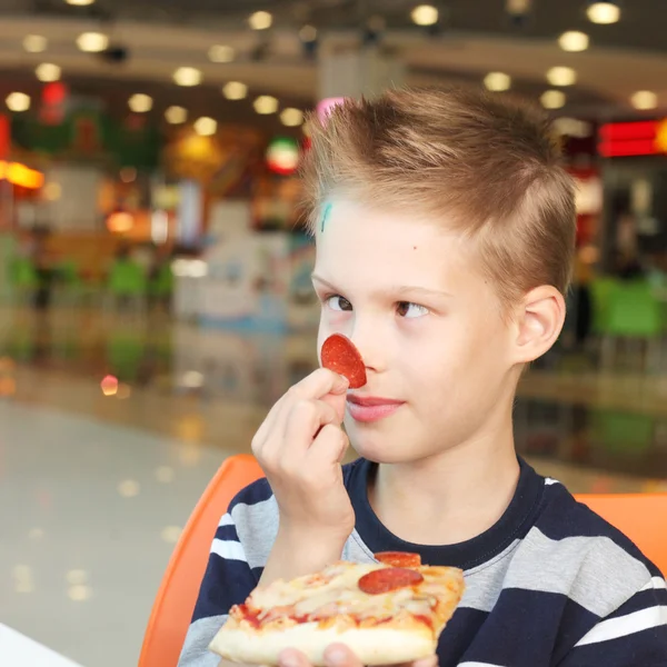 Jongen eten van pizza — Stockfoto