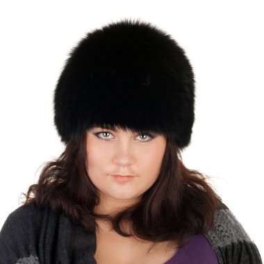 Kürk şapkalı ciddi kız