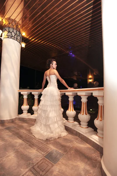 Krásná nevěsta v hale — Stock fotografie