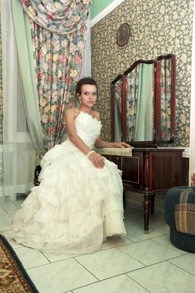 Bella sposa seduta — Foto Stock