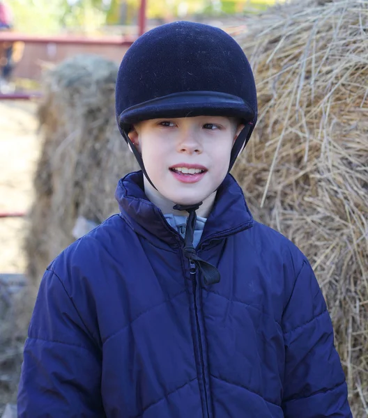 Мальчик на конной ферме — стоковое фото