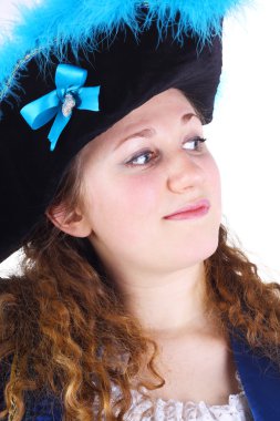 bir korsan gibi giyinen kadın