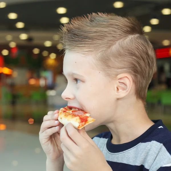 ピザを食べる少年 — ストック写真