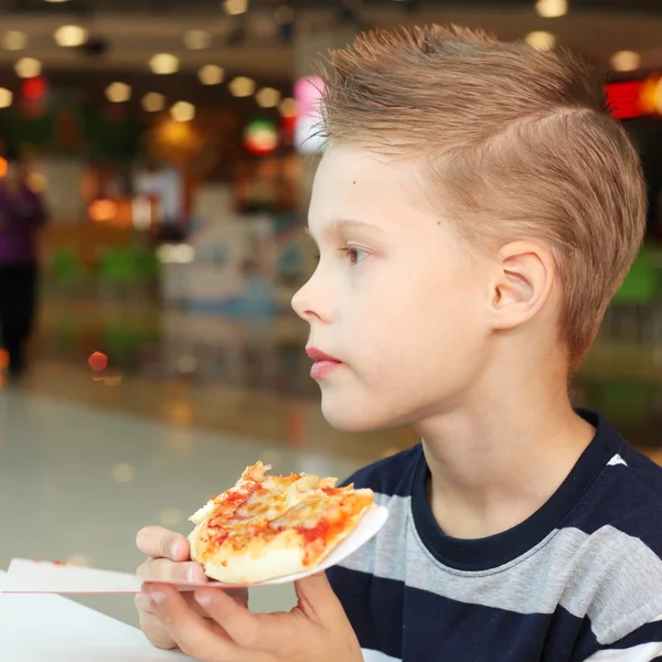 Rapaz a comer pizza — Fotografia de Stock