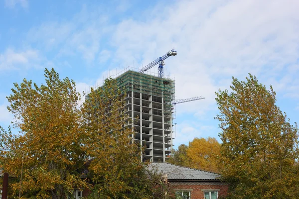 Oud huis en nieuwbouw — Stockfoto