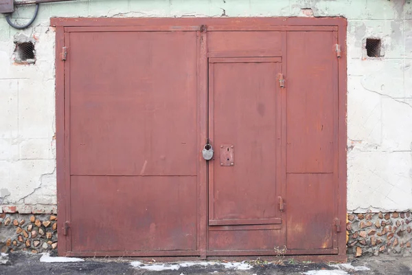 Puerta roja con candado — Foto de Stock