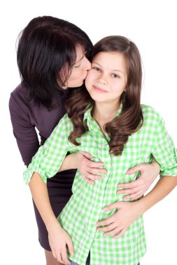 Anne küçük kızını kucaklıyor.