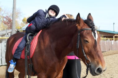 Sırtında egzersizleri yapma çocuk