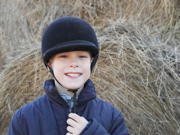 Niño en la granja de caballos — Foto de Stock