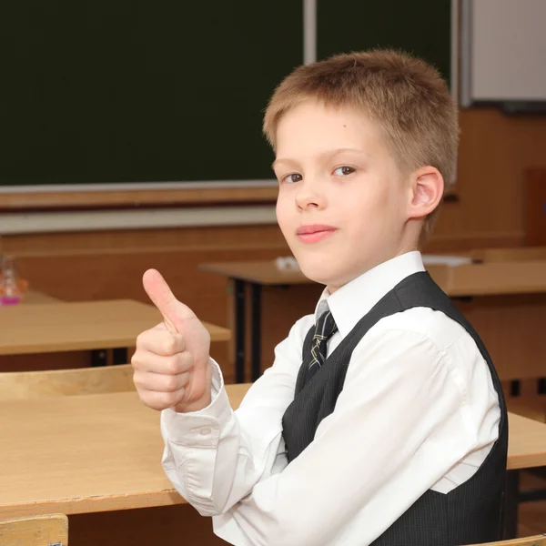 Kleiner Junge im Klassenzimmer — Stockfoto