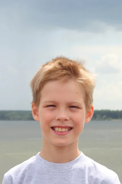 Kleine knappe jongen — Stockfoto