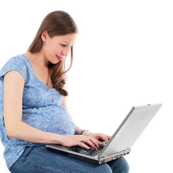 Zwangere vrouw met de laptop — Stockfoto