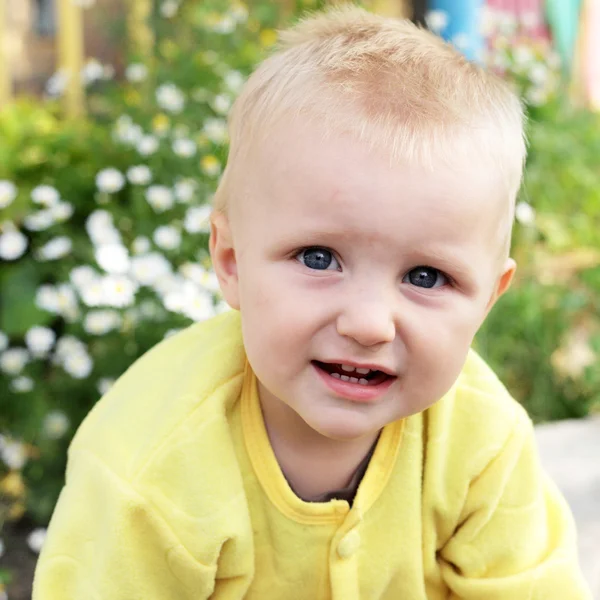 Souriant enfant heureux — Photo