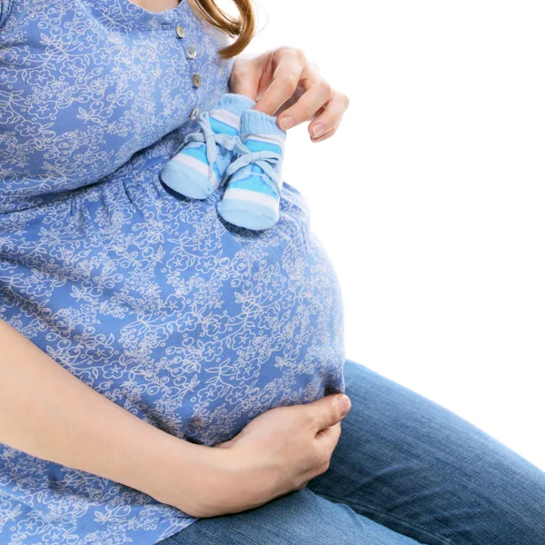 Donna incinta con gli stivali del bambino — Foto Stock