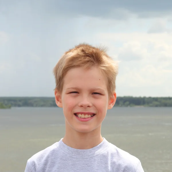 Kleine knappe jongen — Stockfoto