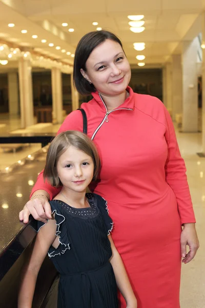 Niña con su madre —  Fotos de Stock