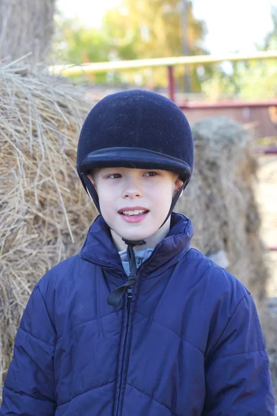 Niño en la granja de caballos — Foto de Stock