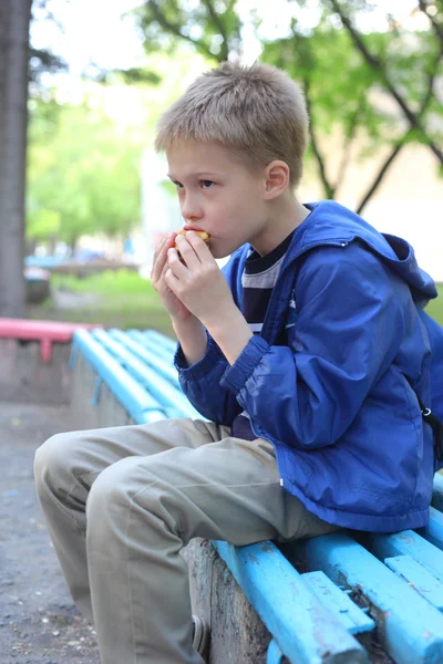 Pojken äta hamburgare — Stockfoto