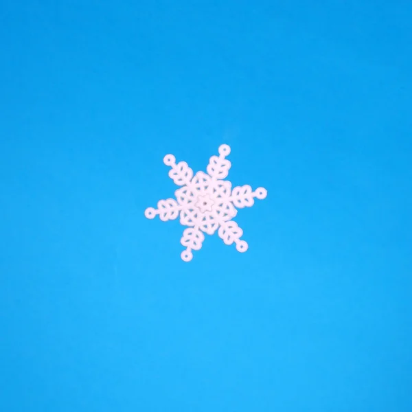 Floco de neve sobre fundo azul — Fotografia de Stock