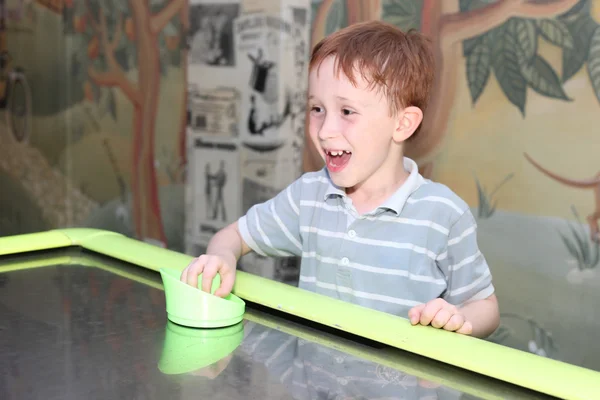 Menino jogando hóquei aero — Fotografia de Stock