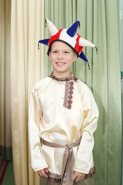 Junge spielt eine Rolle der Skomorokh — Stockfoto