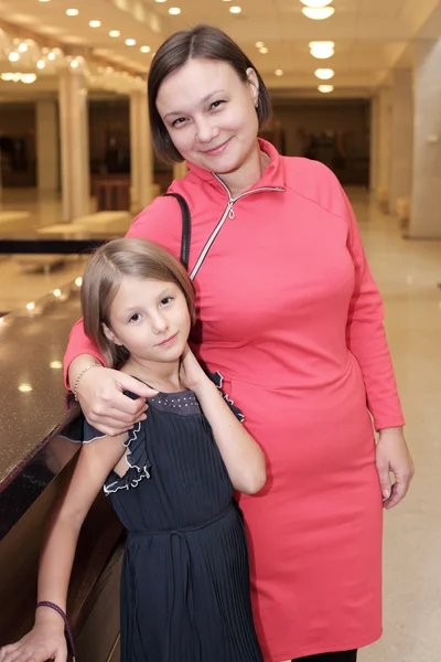 Menina com a mãe posando — Fotografia de Stock