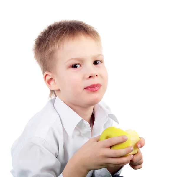 Liten pojke äter äpple — Stockfoto