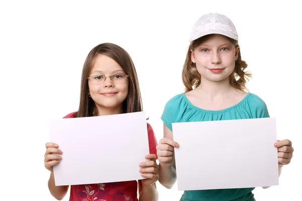 Las niñas con las hojas de papel en blanco — Foto de Stock