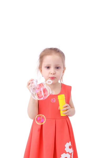 Menina soprando bolhas de sabão — Fotografia de Stock