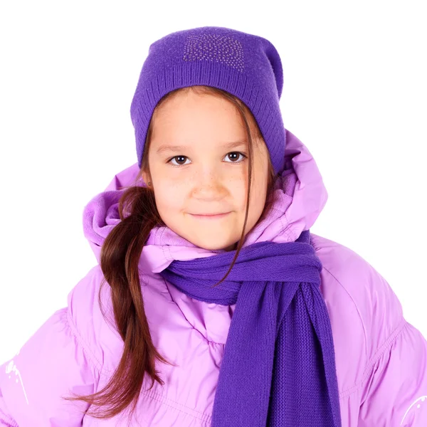 Девушка в фиолетовой зимней кепке и куртке — стоковое фото
