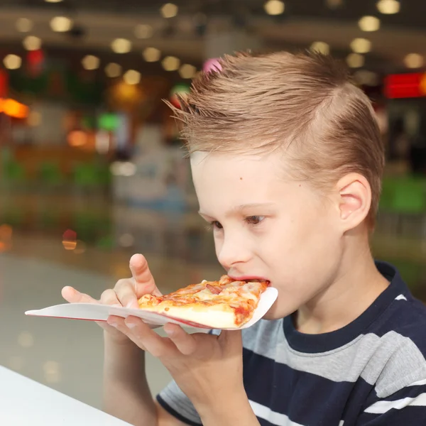 Menino comendo pizza deliciosa — Fotografia de Stock