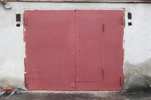 Red gate with a padlock — Stock Photo, Image