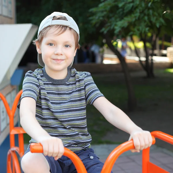 Liten pojke på cykel — Stockfoto