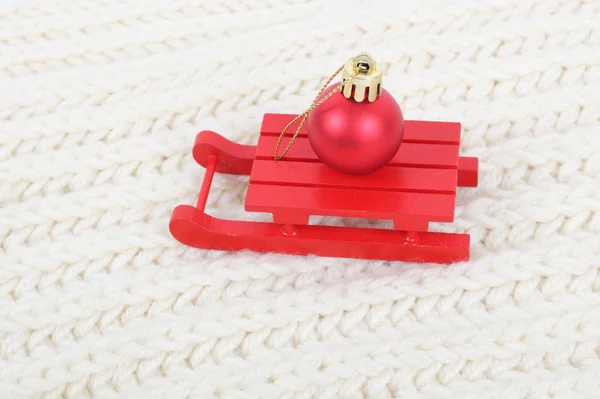 Trenó de madeira vermelho com bola — Fotografia de Stock