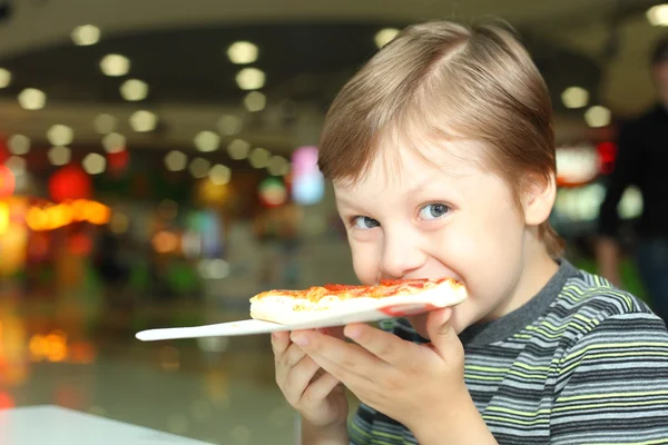 Boy eating pizza — Stock Photo, Image