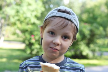 dondurma ile küçük çocuk