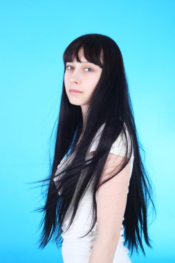 Güzel genç esmer kız.